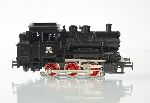 Modelleisenbahn Dampflok gespiegelt
