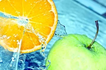  Sinaasappel en appel in waterplons © gemini62