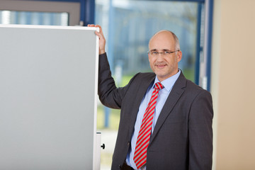 geschäftsmann präsentiert  am whiteboard