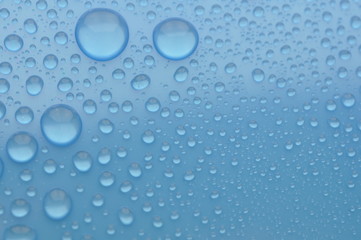 Капли дождя на стекле