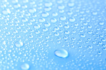 Asser Tropfchen auf dem blauen Hintegrund