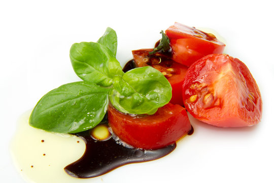 pomodoro con basilico condito con aceto balsamico