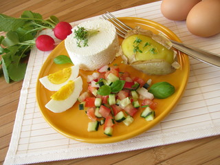 Ziegenfrischkäse mit Gurken-Tomaten-Salat, Pellkartoffel und Ei