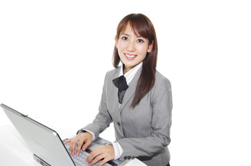 キーボードを打っている笑顔のオフィスレディー