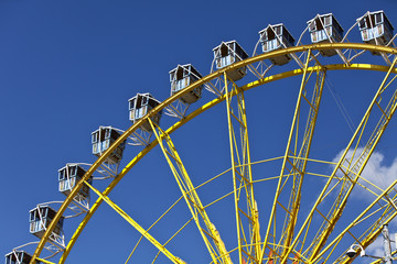 Reisenrad vor blauem Himmel
