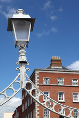 Fototapeta na wymiar białe lampy z mostu