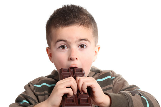 bambino goloso mangia tavoletta di cioccolata