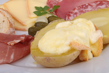 raclette,fromage fondu sur pomme de terre