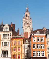 Fototapeta na wymiar Dzwonnica i budynek fasady centrum Lille