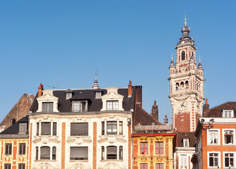 Fototapeta premium Beffroi et façades d'immeubles du centre ville de Lille