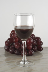 Copa de vino  y racimo de uvas