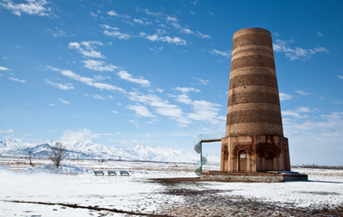 Obraz premium Ancient Kyrgyz Burana tower in the mountains