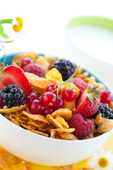 bowl of cornflakes with milk and fruits