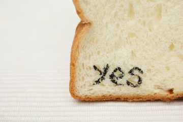 yesと書かれた食パン