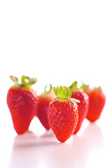 Erdbeeren auf spiegelndem Untergrund