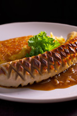 Bratwurst mit Zwiebelsauce und Rösti