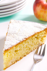 Ein Stück Rühkuchen mit Apfel