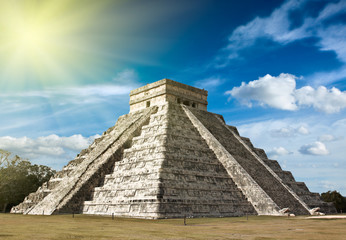 Fototapeta na wymiar Piramidy Majów w Chichen-Itza, Meksyk