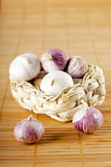 Mehrere Knoblauchknollen im Körbchen