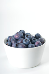 Blaubeeren in Porzellanschälchen