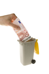 argent jeté à la poubelle