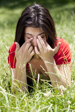 jeune femme allergique se frottant les yeux