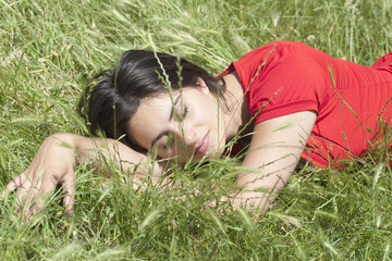 jeune femme endormie dans les herbes
