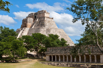 Fototapeta na wymiar Mayan piramida (Piramida Maga, Adivino) w Uxmal, Mexic