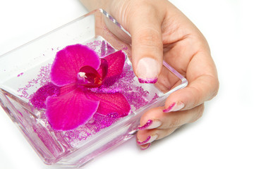 mano di donna con orchidea