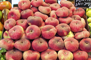 Obst- und Gemüsehändler auf dem berühmten Markt,  Mercat de Sant Josep de la Boqueria in Barcelona