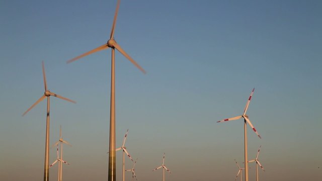 Windpark im Fl&auml;ming vor Sonnenuntergang