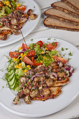 Salat mit Steak und Brot