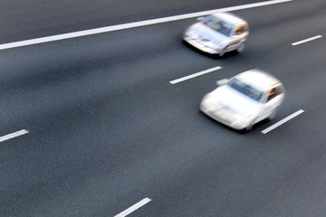Autobahn mit zwei Autos