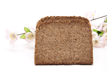 Vollkornbrot und Blütenzweig