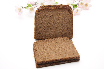 Vollkornbrot und Blütenzweig