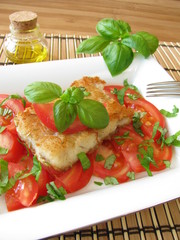 Fisch auf Tomaten mit Basilikum