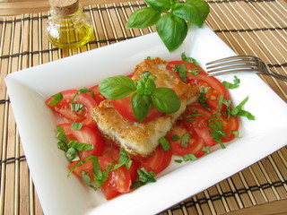 Fisch auf Tomaten mit Basilikum