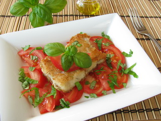 Fisch auf Tomaten mit Basilikum
