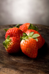 Fragole su tavolo di legno