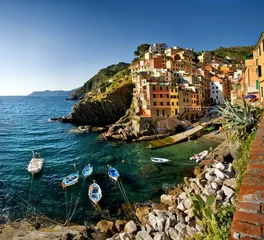 Fotobehang Cinque Terre, Italië - Riomaggiore kleurrijk vissersdorp. © Justin Black