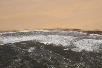 Vue aérienne de la côte des squelettes en Namibie