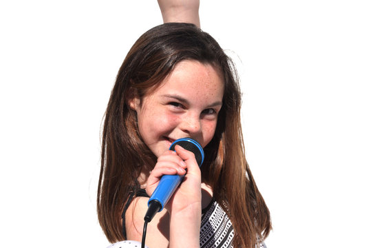 fillette qui chante avec son micro sur fond blanc