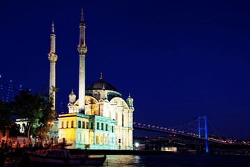 Fototapeta na wymiar Noc w Ortakoy w Stambule