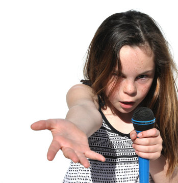 fillette qui chante en criant avec son micro sur fond blanc