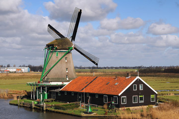 Fototapeta na wymiar Traditional wind mill in Holland