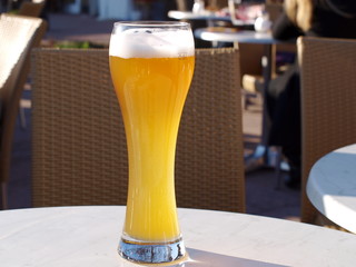 hefeweißbier im biergarten 2