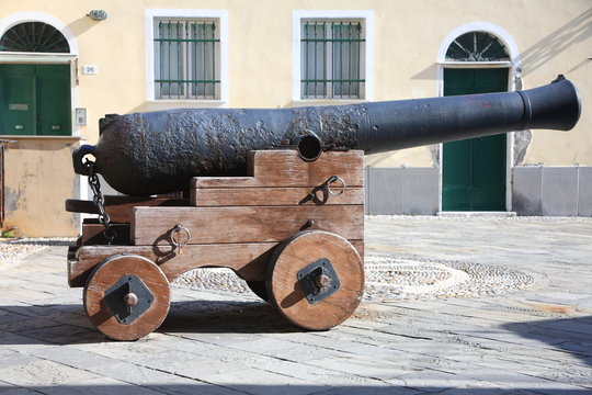 cannone antico restaurato
