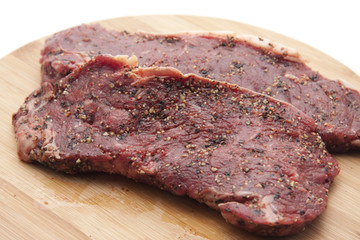 Rohes Rumpsteak gewürzt