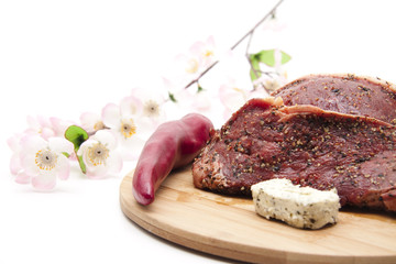 Rumpstek mit Peperoni und Kräuterbutter