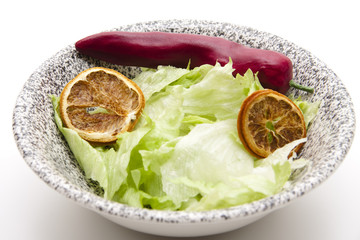 Eisbergsalat mit Zitrone und Peperoni